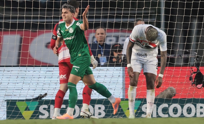 Paraguaio Sosa celebra gol da virada do Palmeiras no MorumBis Foto: Werther Santana/Estadão