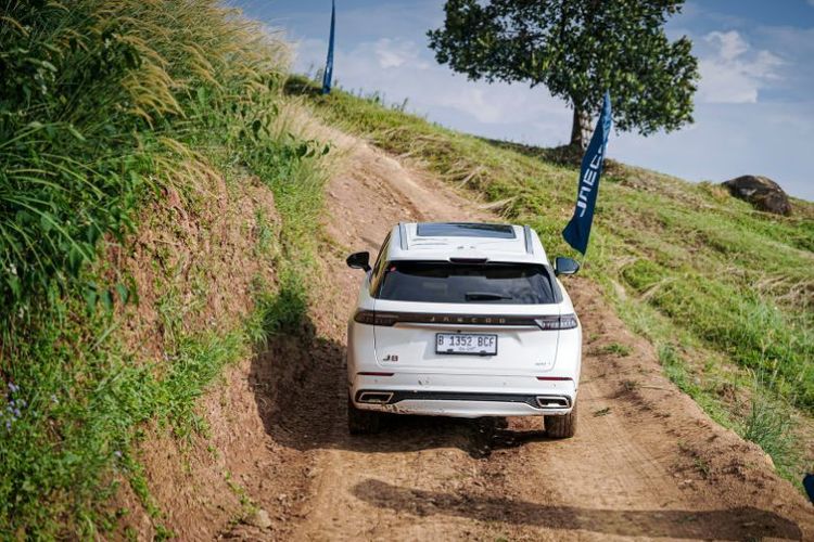 Teknik Mengemudi Mobil Matik di Tanjakan untuk Transmisi Awet