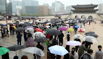 Tourists brave rain to visit Korea's royal palaces during Chuseok - In