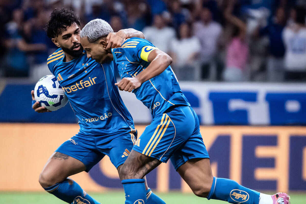Gabigol celebra seu gol com Matheus Pereira (que deu o passe). Mas no fim, time foca apenas no 1 a 1. Foto: Gustavo Aleixo/Cruzeiro