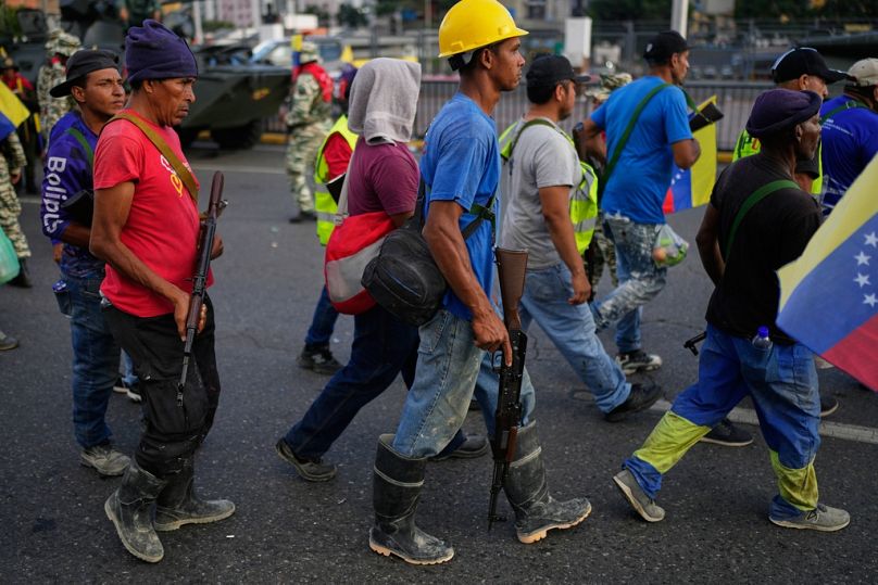 Manifestantes armados marchan en apoyo al presidente Nicolás Maduro en Caracas, Venezuela, el martes 23 de septiembre de 2025. Ariana Cubillos/Copyright 2025 The AP. All rights reserved