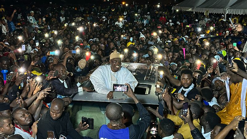 Présidentielle au Cameroun : bain de foule pour Issa Tchiroma Bakary à ...