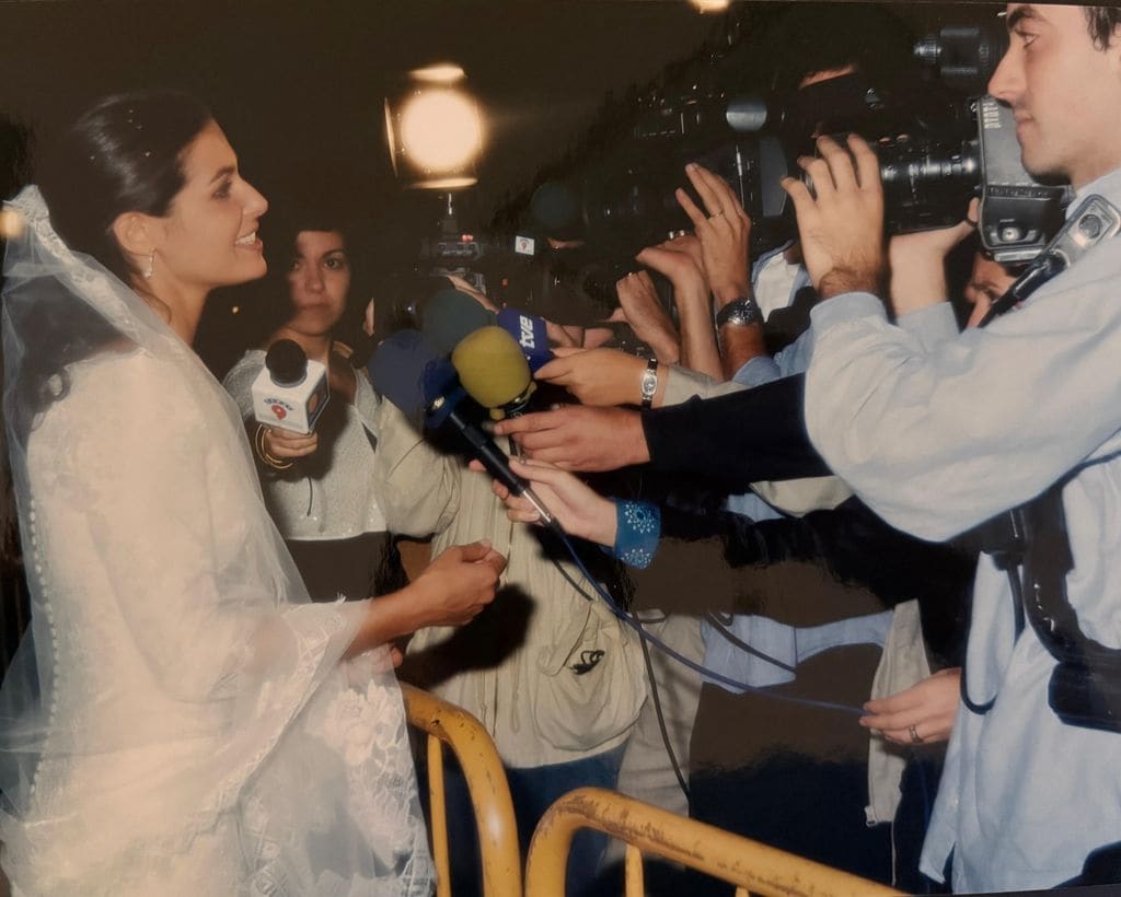 La boda de Nuria Roca 26 años después: velo en una ceremonia civil, 300 ...