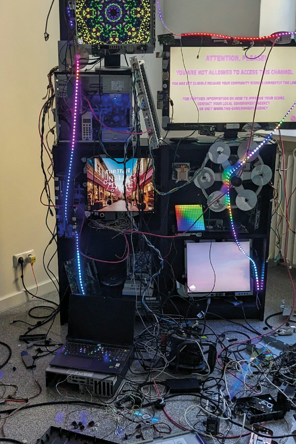 In der „hyperstimulierenden Videoskulptur“ mit dem Titel „Attention Please!“ prasselt es aus 60 Kanälen auf den Betrachter ein.