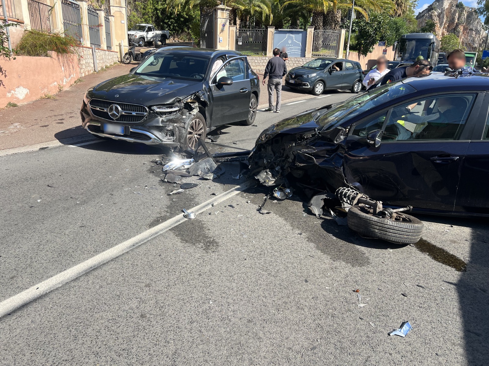 Scontro frontale sulla statale a Sant'Alessio, due feriti trasferiti in ...