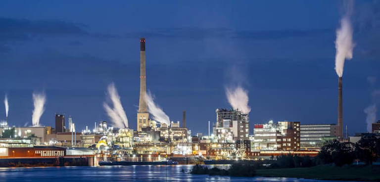 Chempark Krefeld-Uerdingen, rund 40 Betriebe sind in dem Chemiepark am Rhein angesiedelt, es gibt 3 Chemparks in NRW, Abends am Rhein, Deutschland, picture alliance/Jochen Tack
