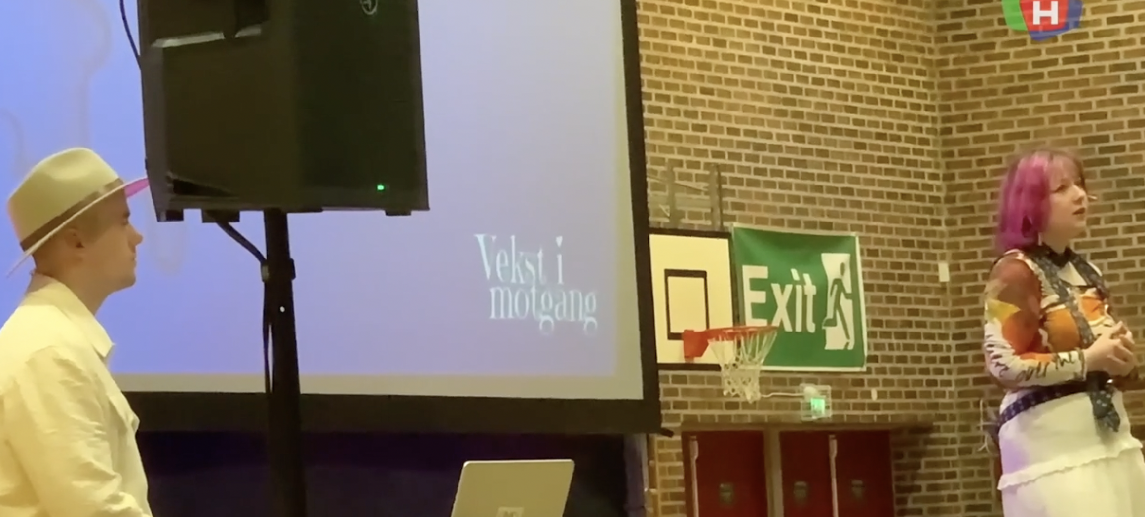 Maud Angelica Behn holdt foredrag på Haugaland VGS. Foto: Skjermdump (TV Haugaland)