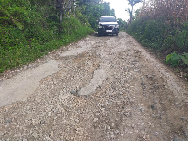 Jalan di Desa Lae Luhung Rusak Parah, Warga Berharap Segera Diperbaiki