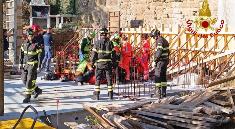 Operaio precipita per 8 metri e si schianta contro una piattaforma di ...