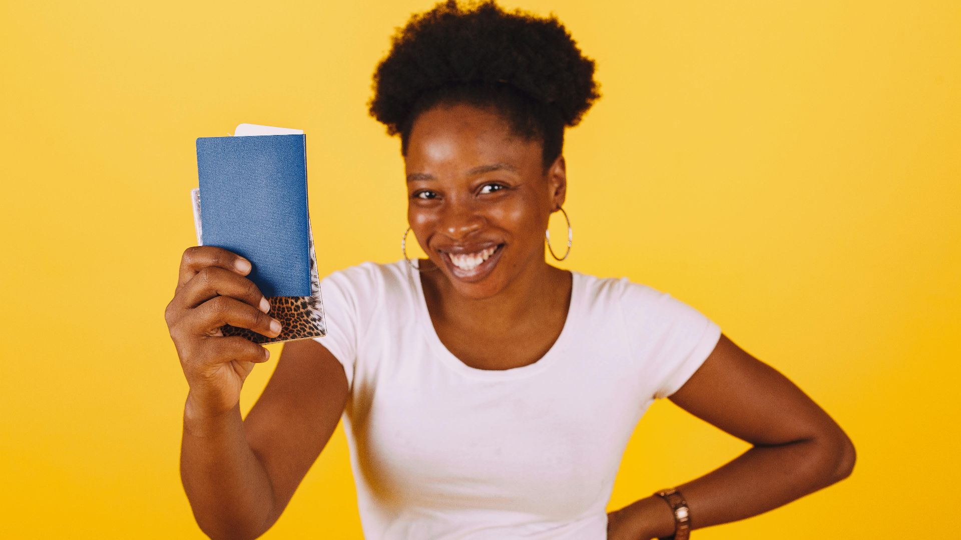 10 Things You Should Never Wear For A Passport Photo & 10 You Should