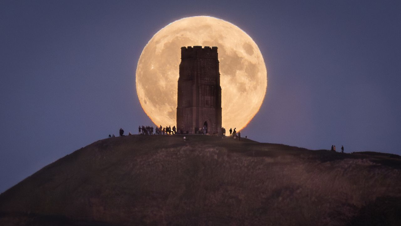 The Harvest Moon rises tonight: See the 1st supermoon of 2025 brighten ...