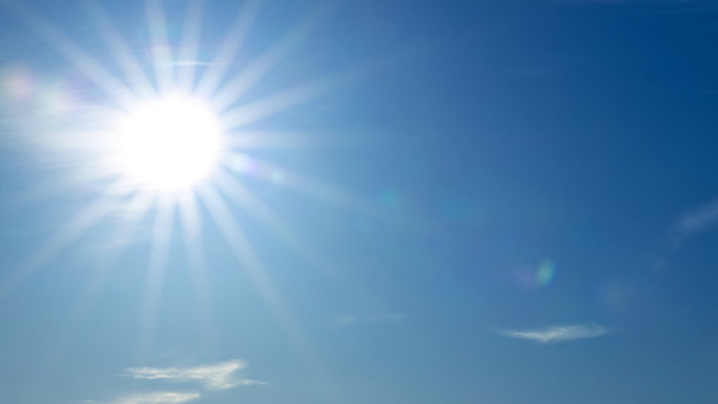 Unseasonably warm temperatures stick around North Texas this week
