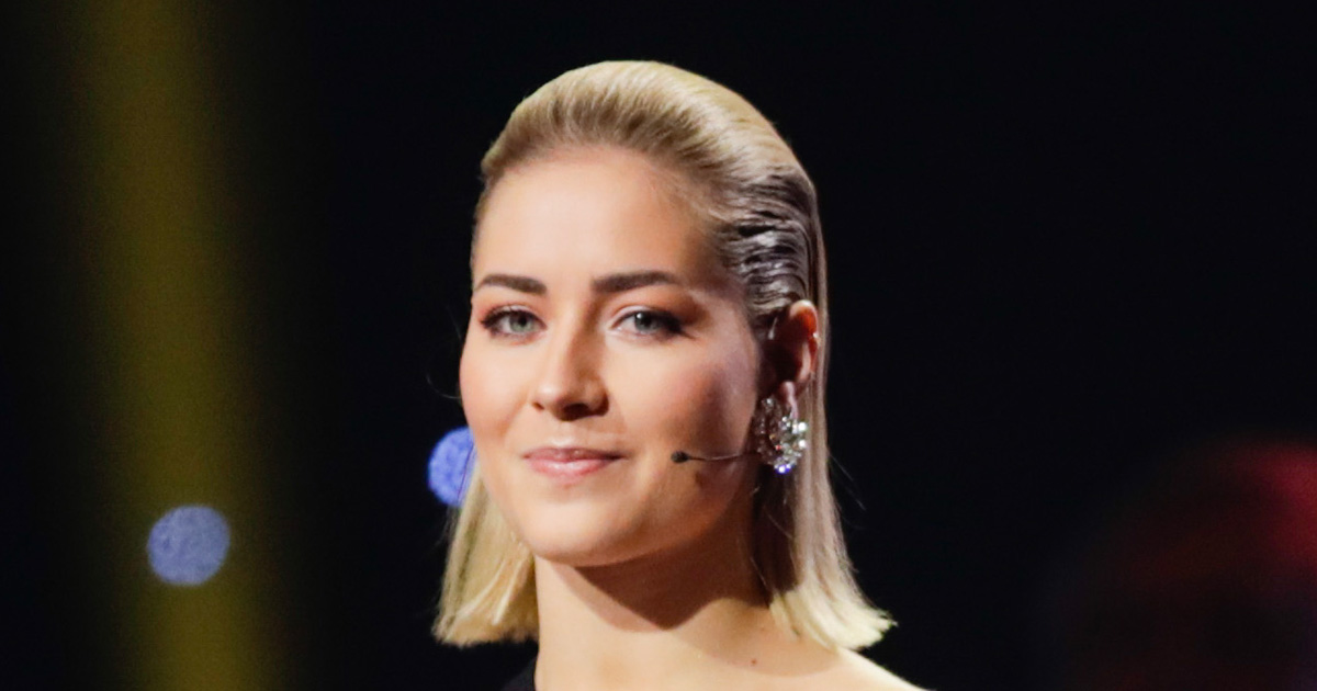 Hamar 20230107. Stig-Andre Berge og Helene Spilling deler ut prisen årets kvinnelige parautøver under Idrettsgallaen 2023 i Hamar OL-amfi (CC Amfi) lørdag 7. januar. Foto: Rodrigo Freitas / NTB