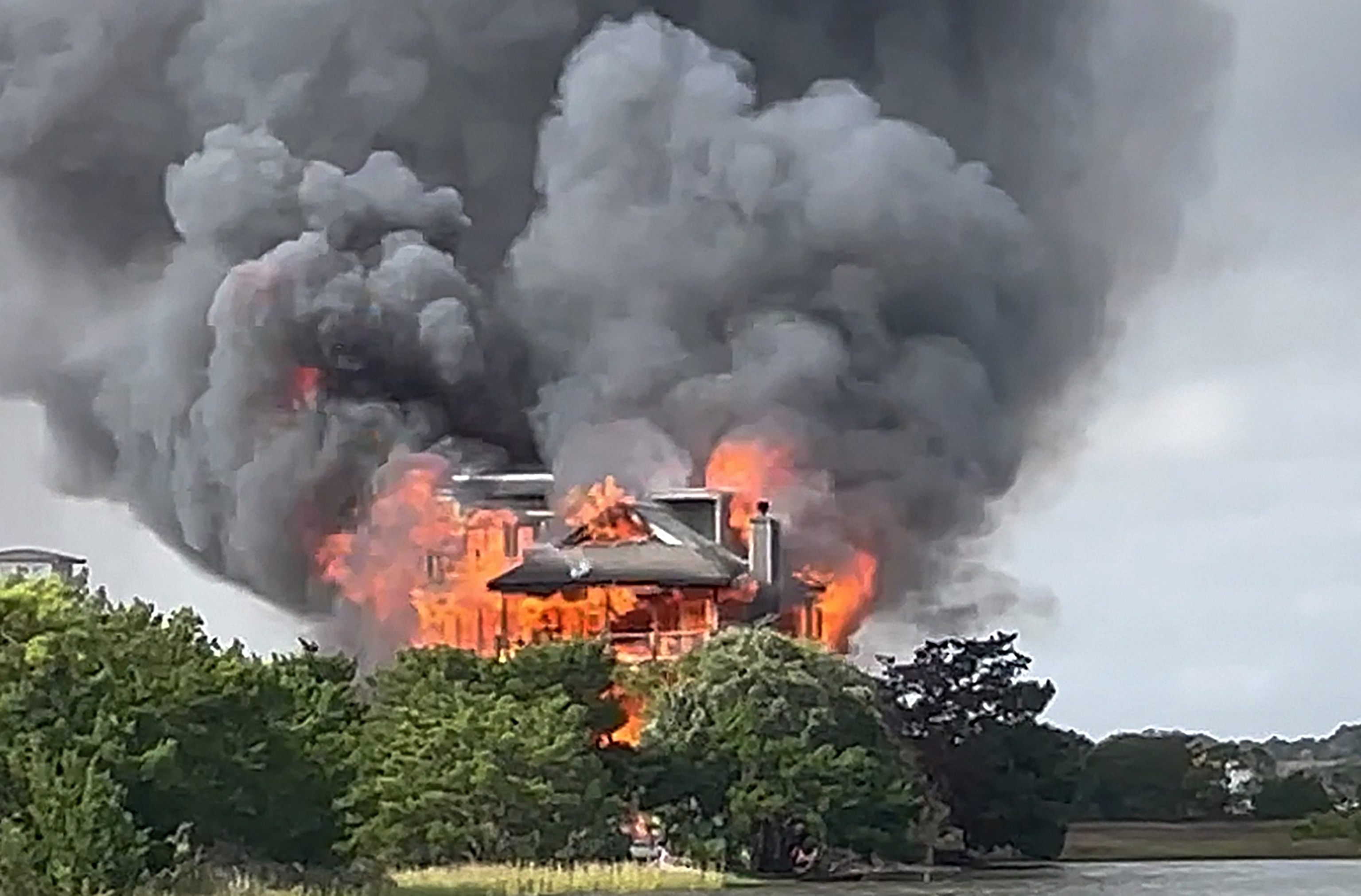 South Carolina judge's house destroyed by fire; officials investigating(00)