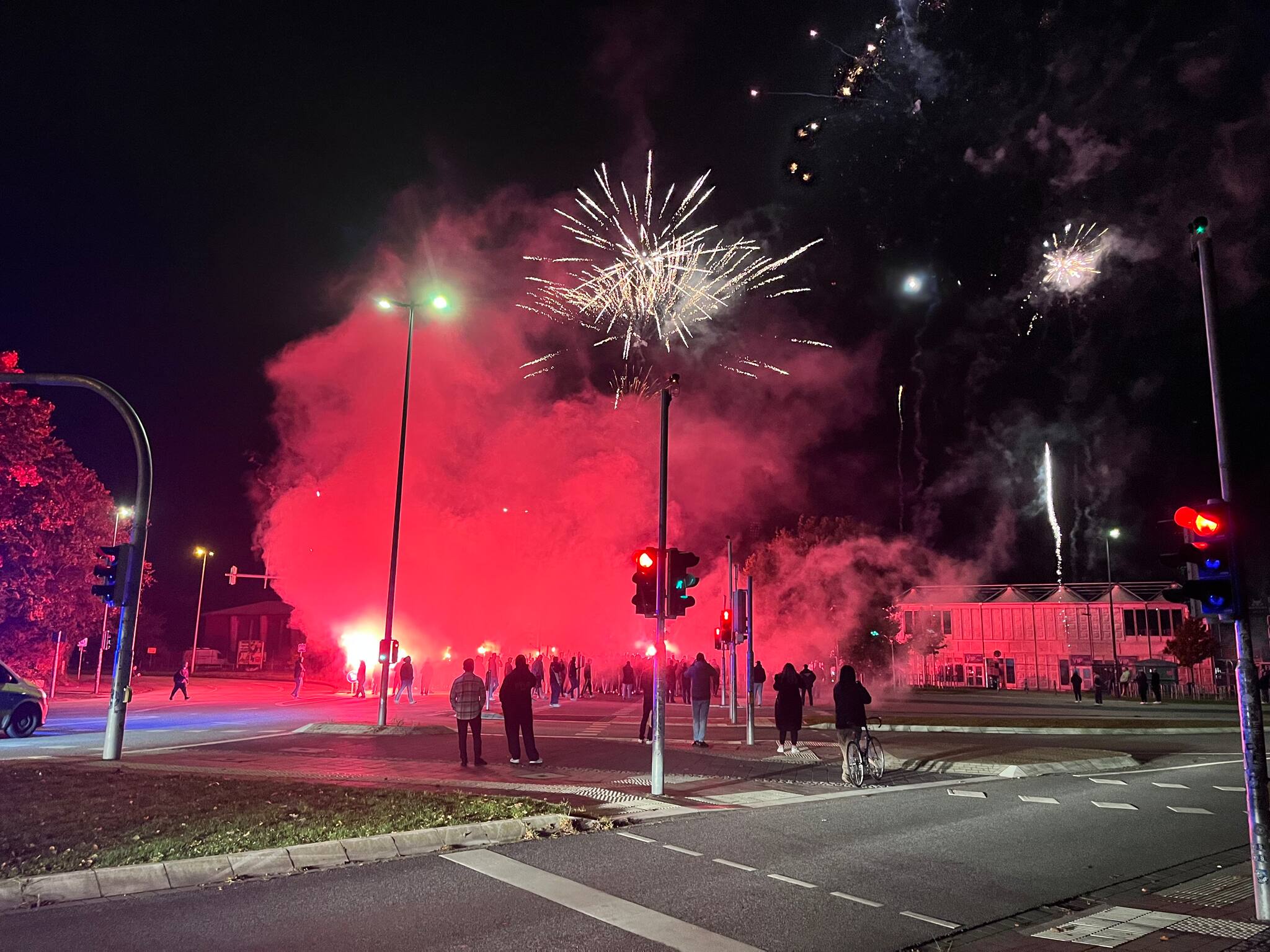 Pyro und laute Gesänge in der Nacht: Ermittlungen gegen Fans von ...