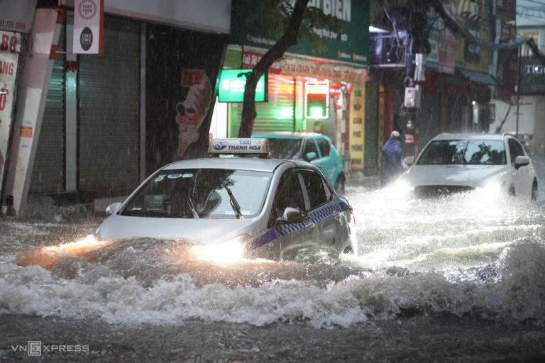 Đường Nguyễn Huy Tưởng ngập khoảng 50 cm lúc 6h30 sáng 7/10. Ảnh: Hoàng Giang
