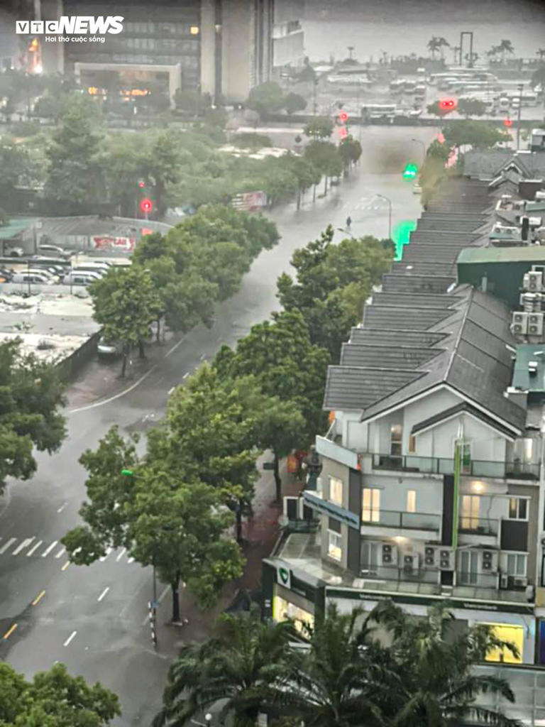 Mưa lớn cả đêm, người Hà Nội lại vật vã dắt xe qua biển nước - 12