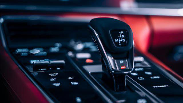 ilustrasi transmisi mobil (pexels.com/HamZa NOUASRIA)