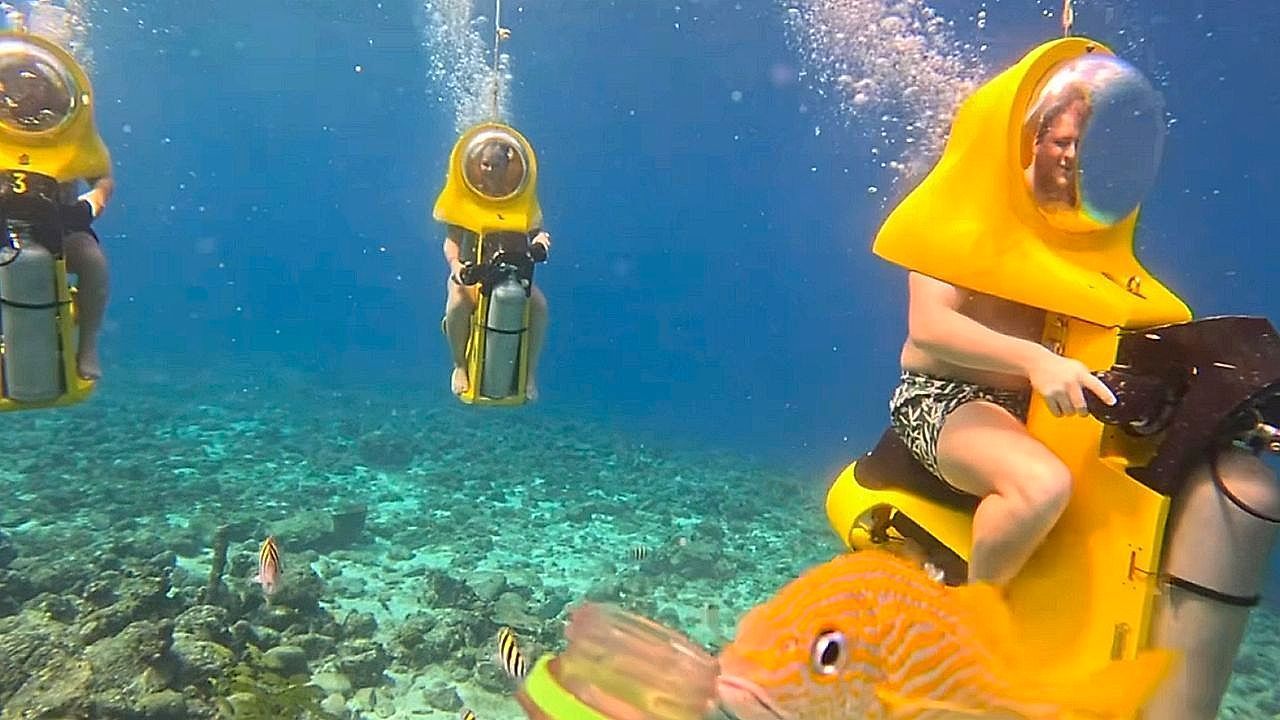 Mini-U-Boote: Freunde erkunden Meeresboden mit Unterwasser-Rollern