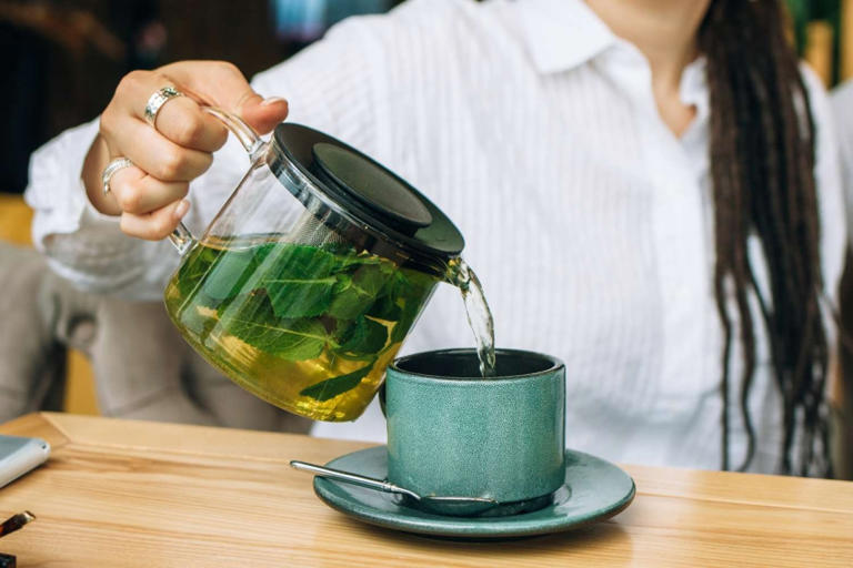 Catechin trong trà xanh giúp giảm béo thông qua việc tăng cường trao đổi chất, thúc đẩy quá trình đốt cháy chất béo, giảm cảm giác thèm ăn, hỗ trợ giảm mỡ nội tạng.