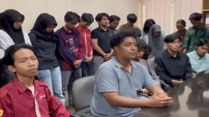 Mahasiswa Baru Kecanduan Cium Kening Ikuti Perintah Senior