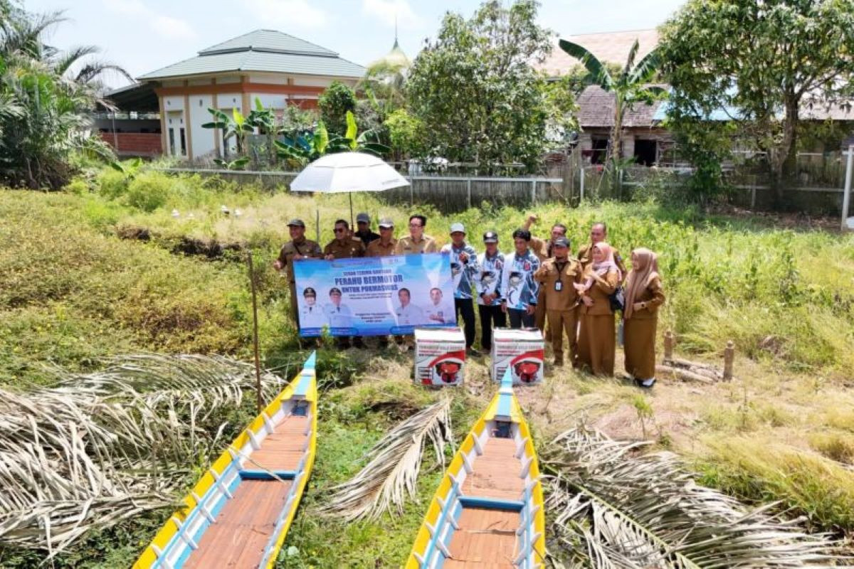 Gubernur Kalsel Berikan 2 Perahu untuk Pokmaswas Hulu Sungai Selatan