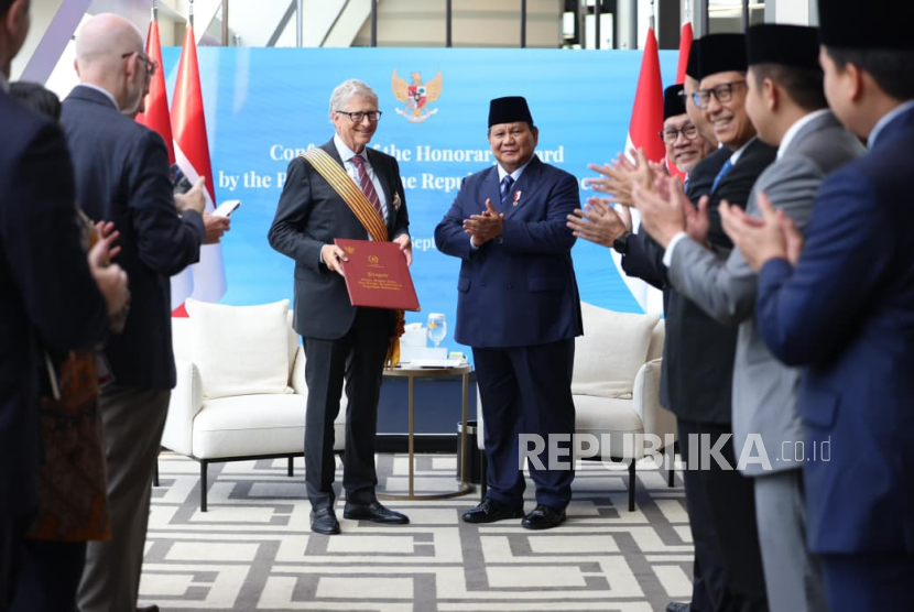 Prabowo Beri Bintang Jasa Utama kepada Bill Gates