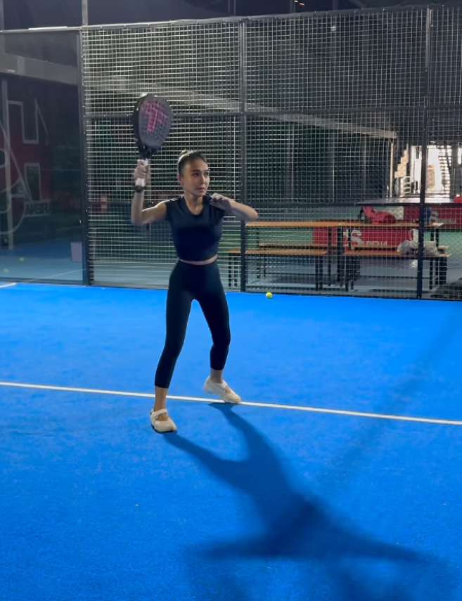 7 Potret Yuni Shara Tampil Bugar dan Energik Saat Main Padel!