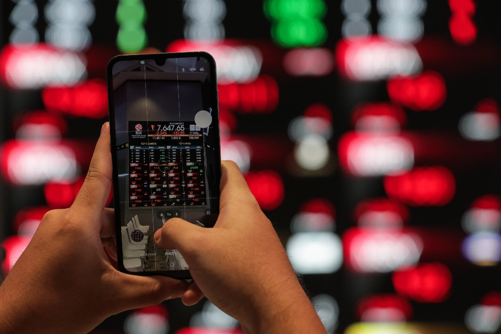 Indeks Bisnis-27 Naik, Saham BRPT, BRIS, dan MIKA Melonjak