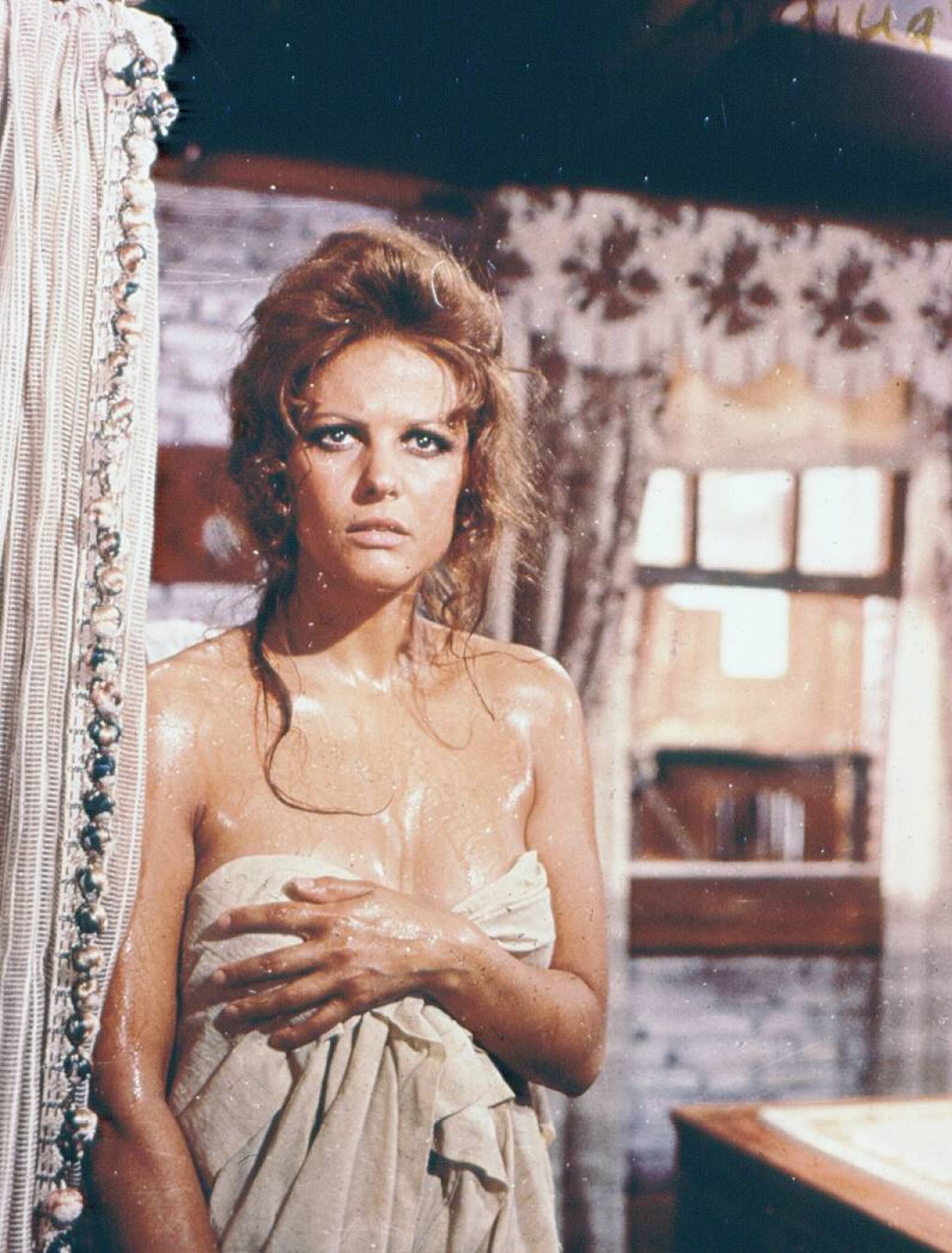 Claudia Cardinale in einer Szene des Italo-Westerns „Spiel mir das Lied vom Tod“. Quelle: imago/United Archives