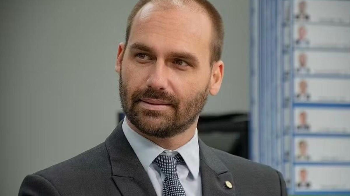 Nos EUA, Eduardo Bolsonaro estaria cassado e preso por trai&ccedil;&atilde;o - Por Gustavo Tapioca
