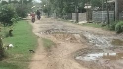 Warga Langensari Subang Kesal Jalan Rusak Tak Diperbaiki