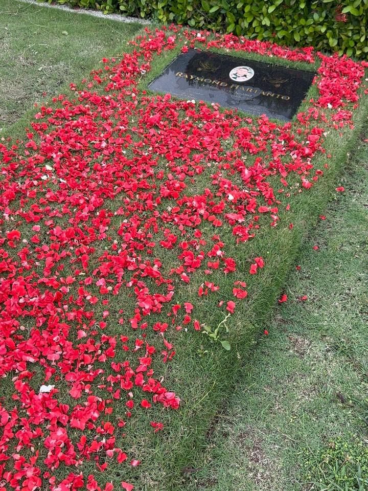 7 Potret Boy William di Makam Adik, Penuh Rindu!