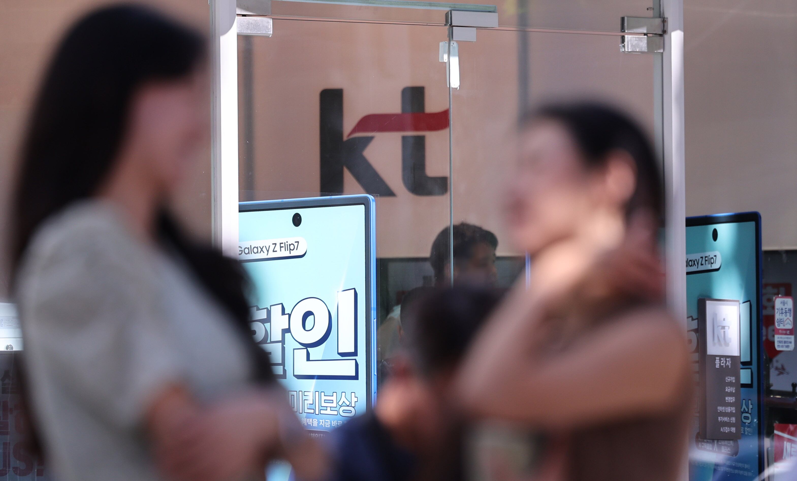 kt 5 low black and white