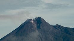 Merapi Luncurkan 28 Guguran Lava, Status Siaga Berlanjut
