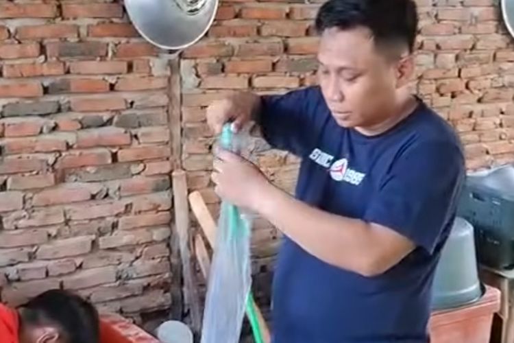 Eks-Anggota DPRD Gorontalo Dipecat Karena Video Rampok Dana Negara, Kini Jual Es Batu