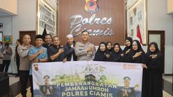 Guru, Kades, dan Penggali Makam Berangkat Umrah Bersama Polres Ciamis