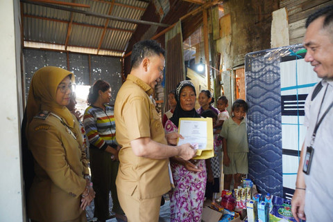 Wali Kota Pontianak Berikan Bantuan Pangan untuk Rumah Tak Layak Huni