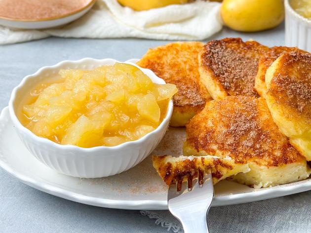 Quarkkeulchen aus Kloßteig: Fluffige sächsische Spezialität mit Apfelmus