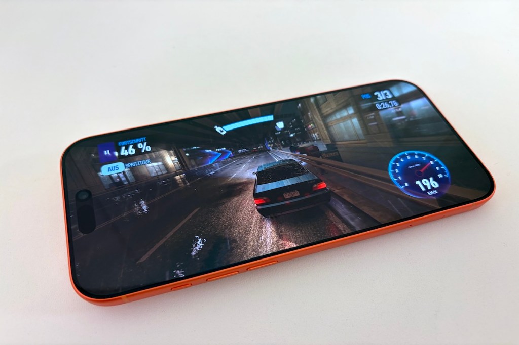 Ein Rennspiel läuft auf einem Smartphone