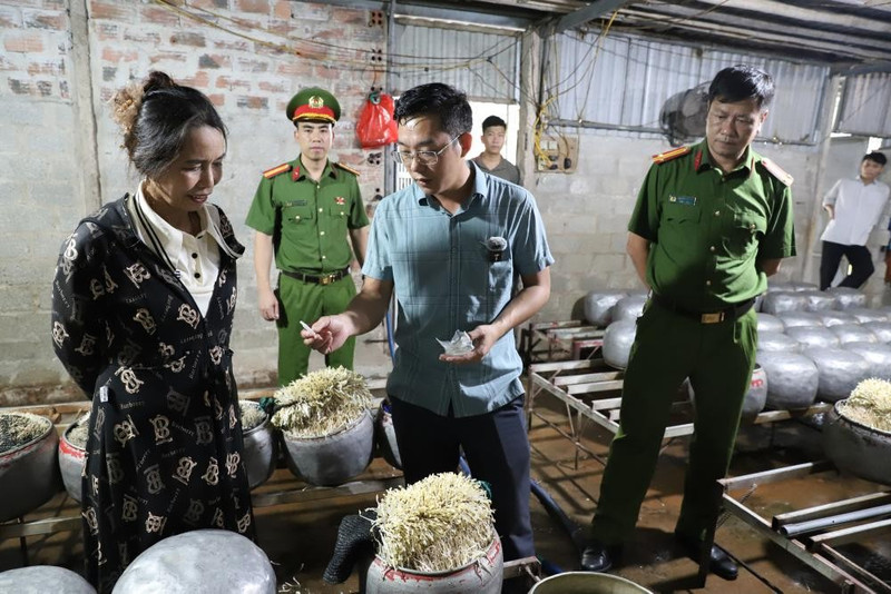 Báo điện tử Tiền Phong Lực lượng chức năng làm việc với chủ cơ sở. (Ảnh CAHT). 1