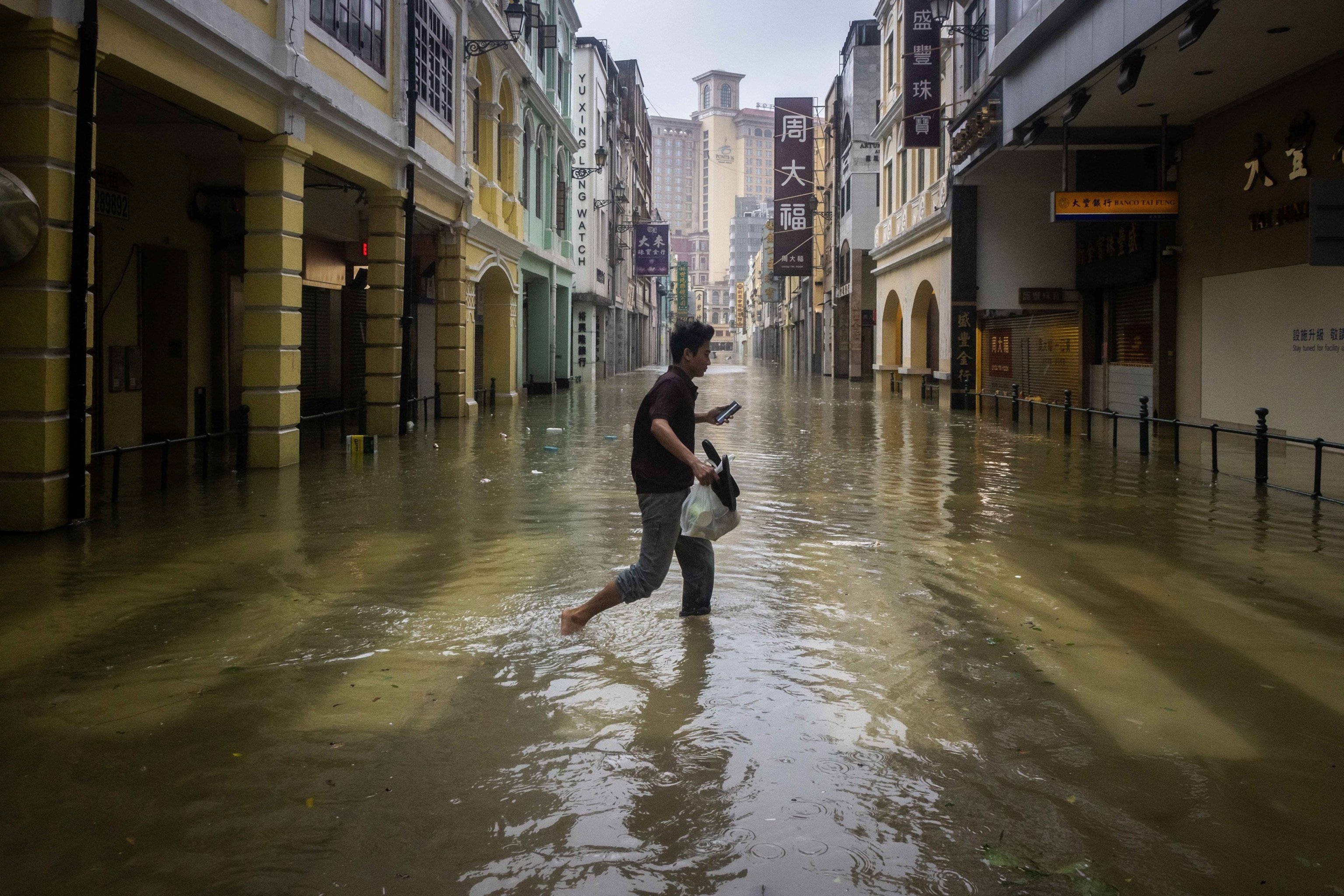 Hong Kong streets flood as powerful Typhoon Ragasa churns toward landfall Hong Kong streets flood as powerful Typhoon Ragasa churns toward landfall