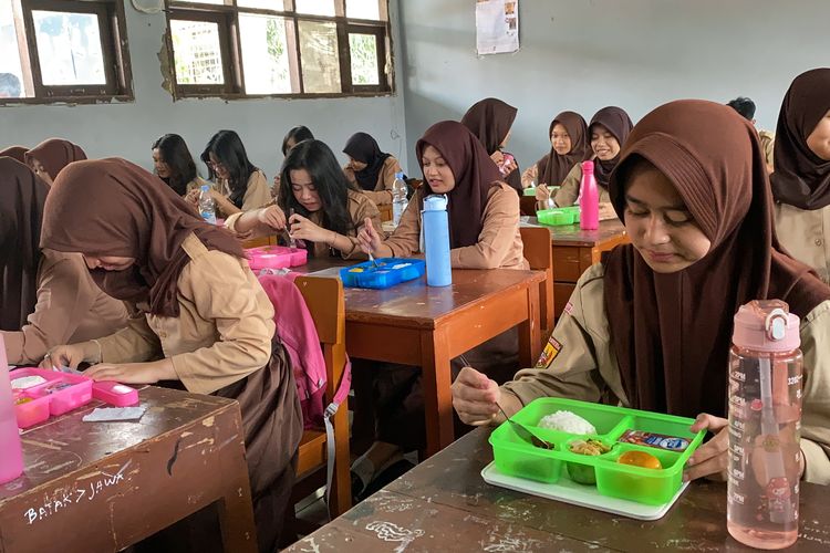 Siswa Keracunan MBG, Komisi X DPR: Jangan Korbankan Anak untuk Target Program