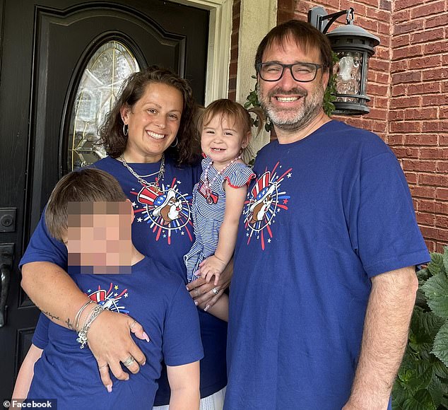 Girl, 2, drowns at older brother's swimming event as family blames(01)