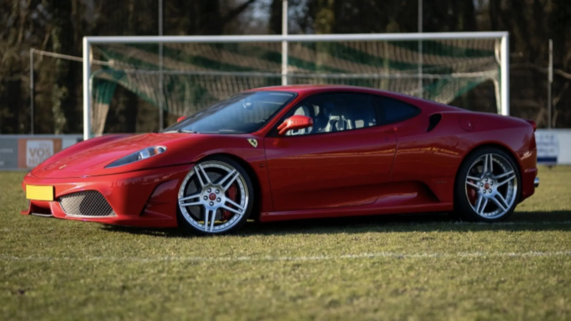 Noord-Hollander die Ferrari won bij loterij Drentse voetbalclub ziet er ...