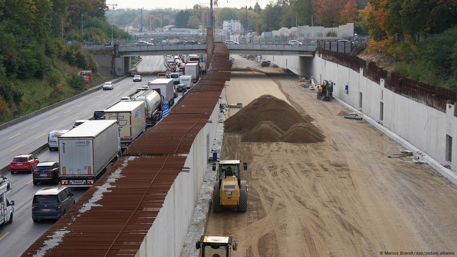 Auf deutschen Autobahnen ist Geduld gefragt - mehr als 1000 Baustellen gibt es bundesweit