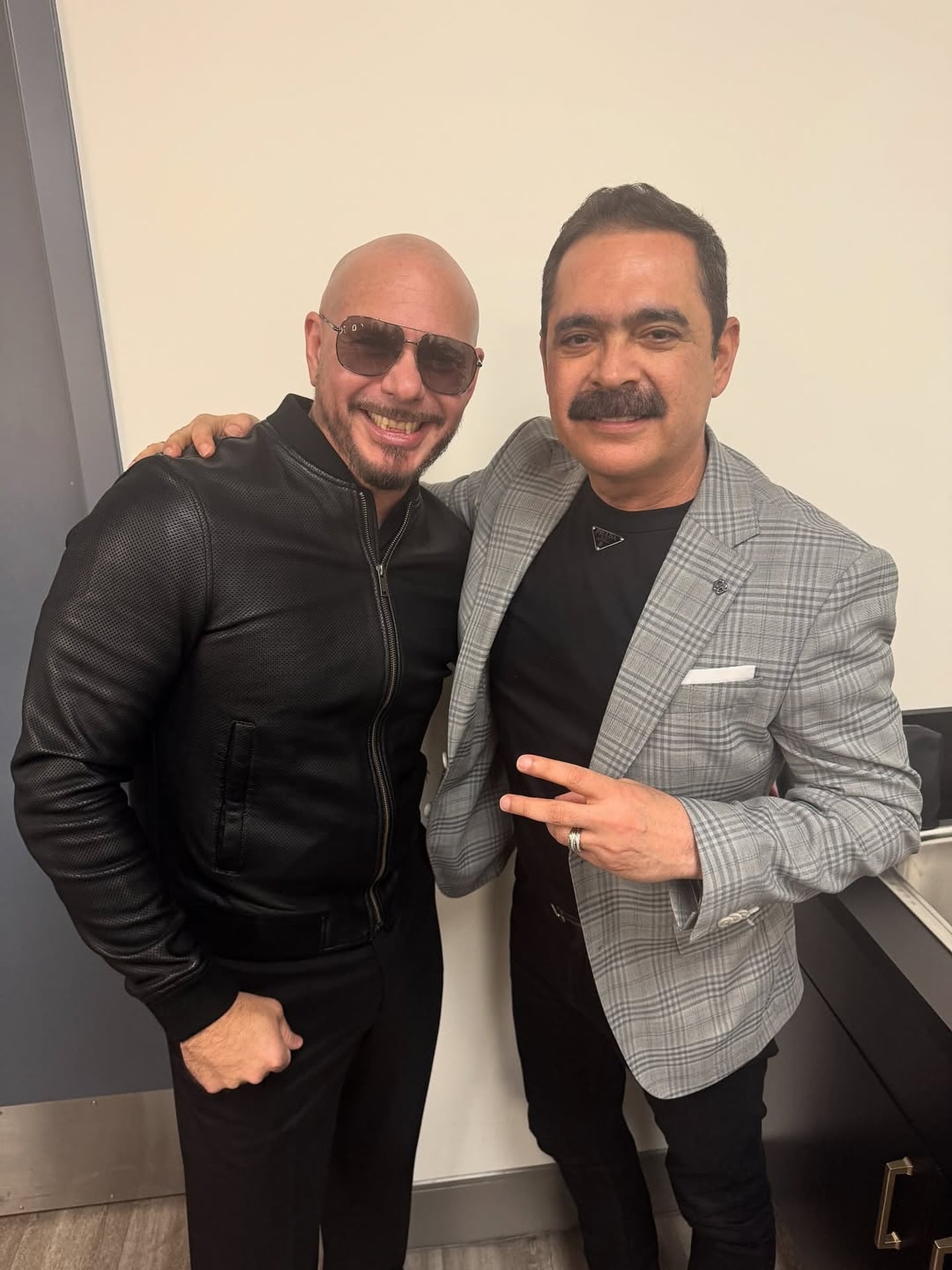 🟣🎵 @pitbull en #Hermosillo: 'Mr. Worldwide' se suma al concierto de  #Shakira. Se confirmó la presencia del intérprete de 'Give me everything'  como un invitado \, image size:1440x1920