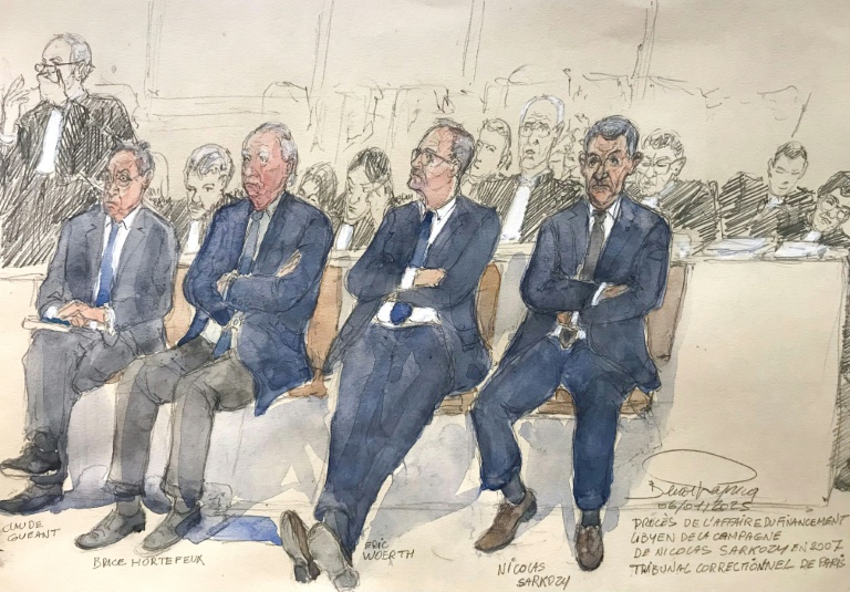 De g. à d.: Nicolas Sarkozy, Eric Woerth, Brice Hortefeux et Claude Guéant, le 6 janvier 2025 lors du procès concernant le financement de la campagne présidentielle de 2007 de M. Sarkozy