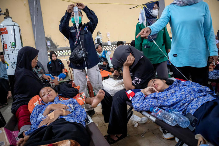 Siswa korban keracunan usai menyantap menu makan bergizi gratis (MBG) menjalani perawatan medis di Posko Penanganan di Kantor Kecamatan Cipongkor, Kabupaten Bandung Barat, Jawa Barat, Rabu (24/9/2025). Foto: Abdan Syakura/ANTARA FOTO