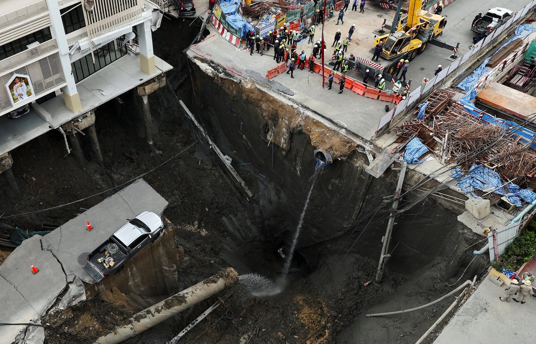 Lubang Raksasa 50 Meter di Tengah Kota Bangkok